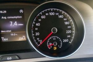 Τι γίνεται όταν ο δείκτης βενζίνης δείξει “0 km”; Πόσα χιλιόμετρα μπορείς να συνεχίσεις; – Cars