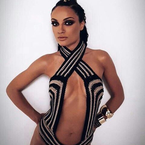 Το σέξι φόρεμα γνωστής τραγουδίστριας αποκάλυψε ότι δεν φοράει εσώρουχο – News.gr
