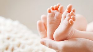 Μωρό «Ραπουνζέλ»: Γεννήθηκε με πυκνά, μαύρα μαλλιά (εικόνες)