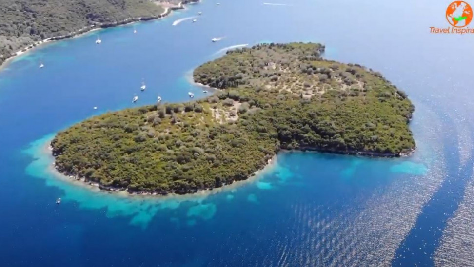 Το καταπράσινο νησάκι των Τηλεβοΐδων, που σε μαγεύει με τα νερά του