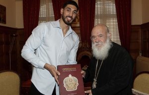Επίσκεψη του Τούρκου NBAer στον αρχιεπίσκοπο Ιερώνυμο – News.gr