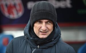«Ο Ρουμάνος προπονητής αλλοιώνει συστηματικά την πραγματικότητα» – News.gr